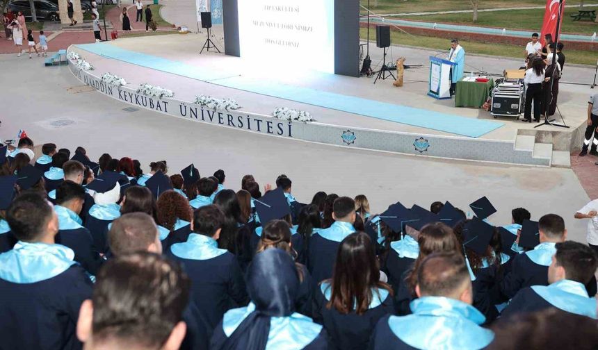 ALKÜ Tıp Fakültesi'nde 90 genç hekim mezun oldu