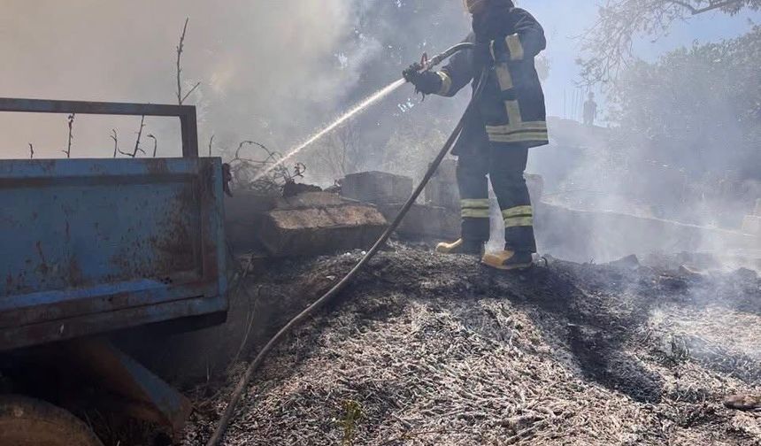 Altınözü'nde bahçede çıkan yangın römorka sıçradı