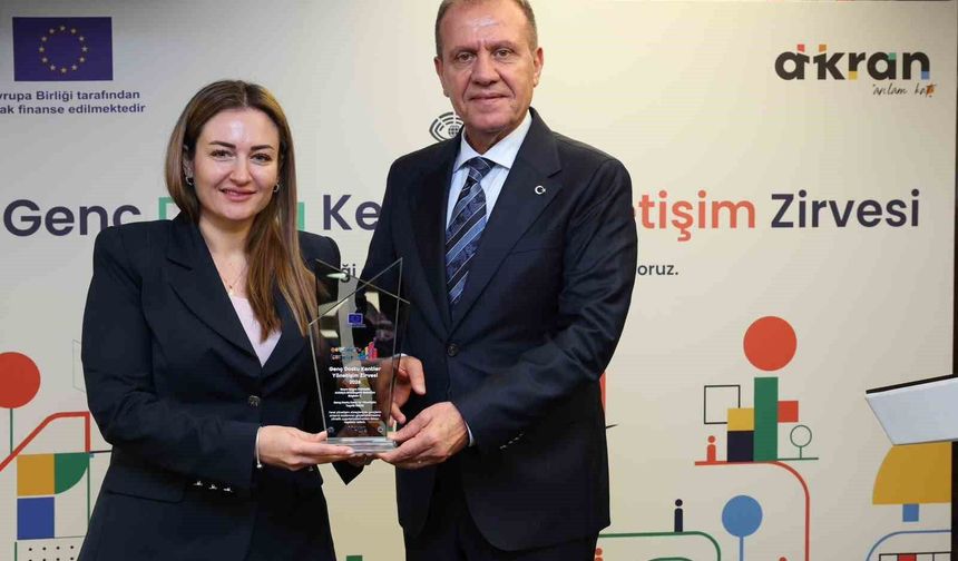 Antalya Büyükşehir'in gençlik odaklı çalışmalarına ödül