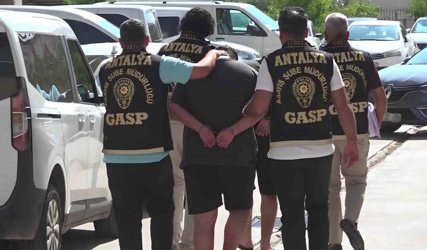 Antalya'da iş yerini kurşunlayan 2 kişi yakalandı