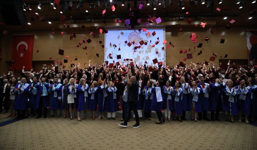 AÜ Tıp Fakültesi'nde 238 genç hekim yemin ederek mezun oldu