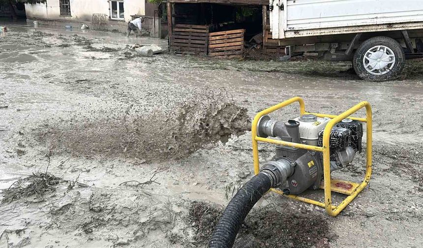 Burdur'da sağanak sonrası bazı evleri su bastı