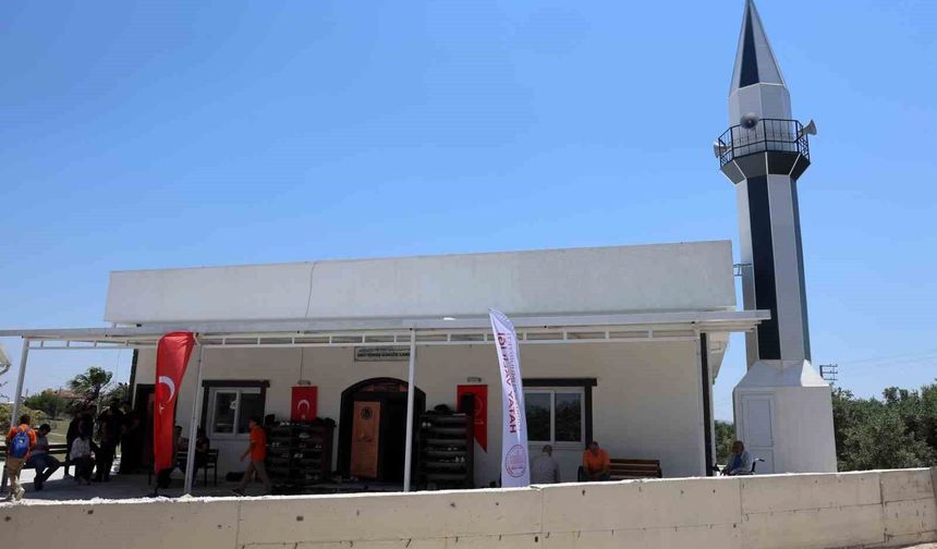 Depremin ardından inşa edilen 129'uncu cami olan 'Akçaova Kenan Güngör Camii' ibadete açıldı