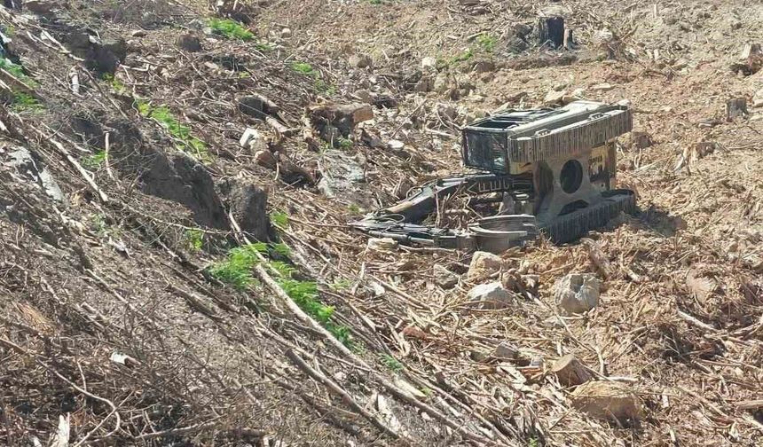 Devrilen iş makinesinin altında kalan operatör hayatını kaybetti