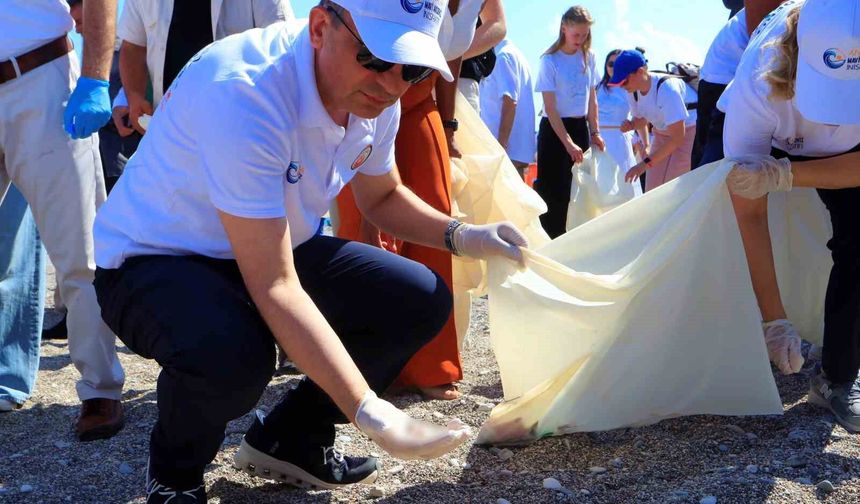 Dünyaca ünlü sahilde binlerce izmarit topladılar