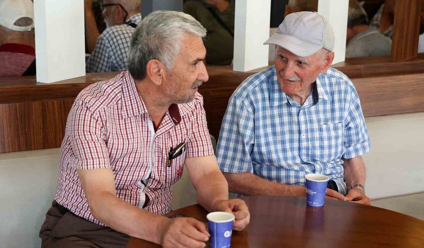 Emeklilere ücretsiz çay ve su ikramıyla kütüphane imkanı