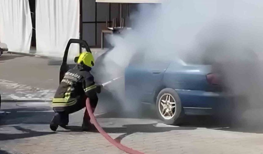 Erdemli'de otomobil yangını