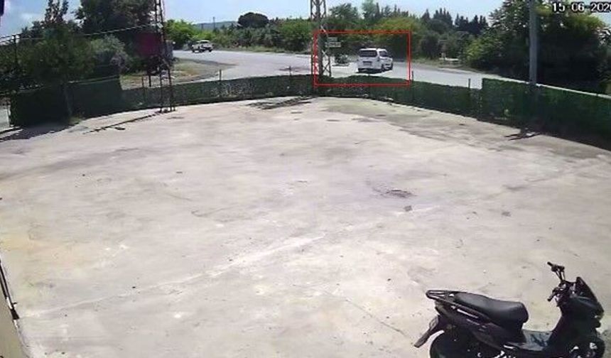 Hafif ticari araca ok gibi saplanan motosikletteki 2 kişi metrelerce havaya uçtu