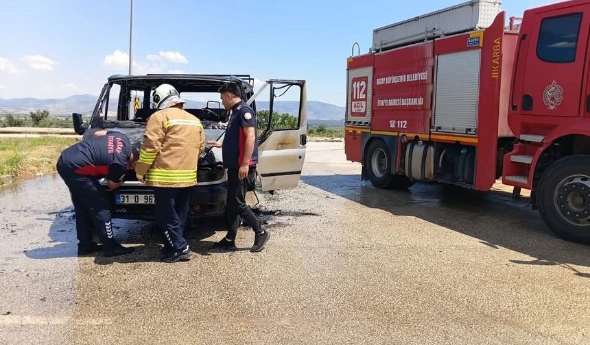 Hassa'da yanan minibüs kullanılmaz hale geldi