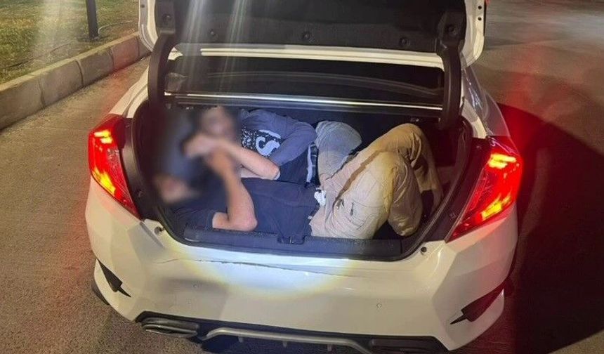 Hatay'da 15 kaçak göçmen yakalandı: 7 organizatör tutuklandı, 5 sürücüye 610 bin TL ceza