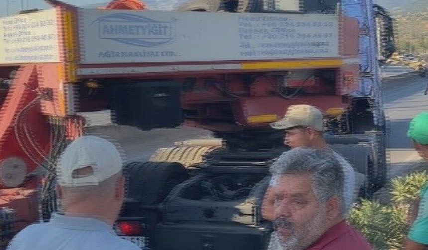 Hatay'da devrilen tır yolu trafiğe kapattı, uzun araç kuyruğu oluştu