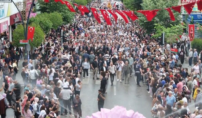 Isparta'da Uluslararası Gül Festivali coşkusu: Binlerce kişi kortejde buluştu