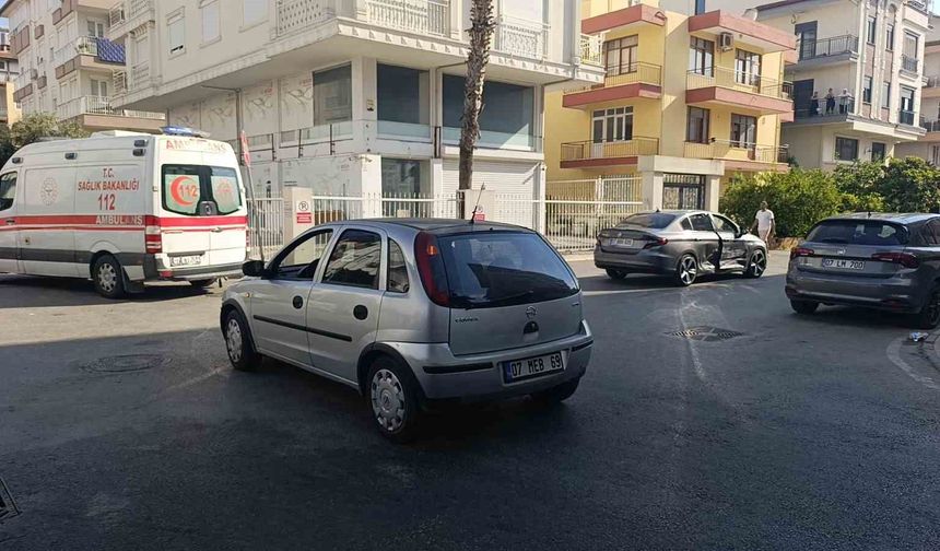 Otomobiller çarpıştı, kaza anı kameraya yansıdı