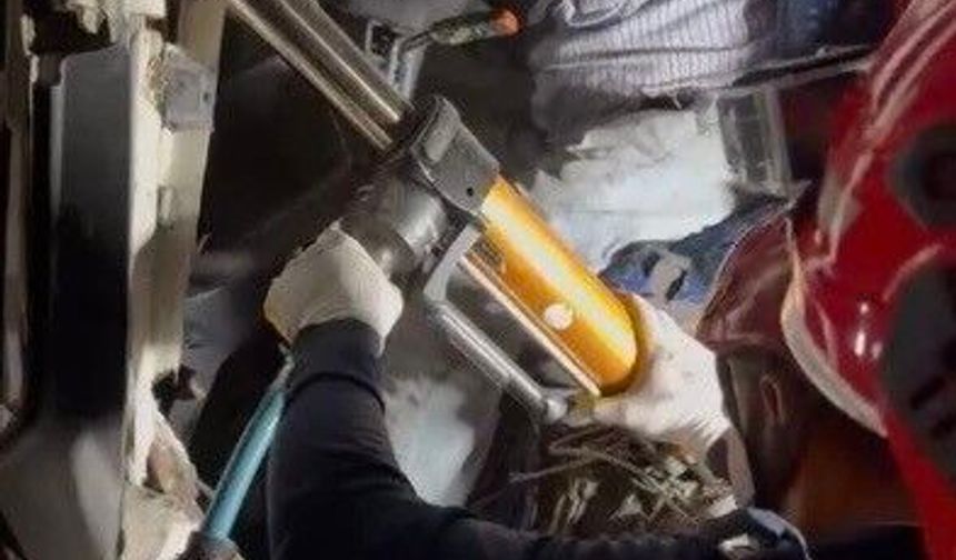 Park halindeki kamyona arkadan çarpan çekicinin sürücüsü yaralandı