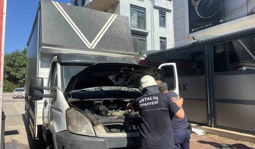 Park halindeki nakliye kamyonunda motor yangını