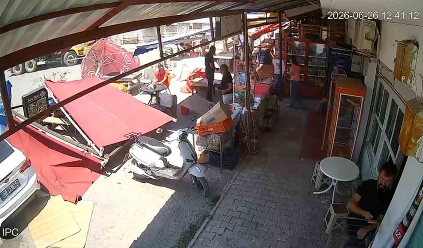 Serik'te hortum paniği: Üzerine tente devrilen vatandaşın yardımına çevredekiler yetişti