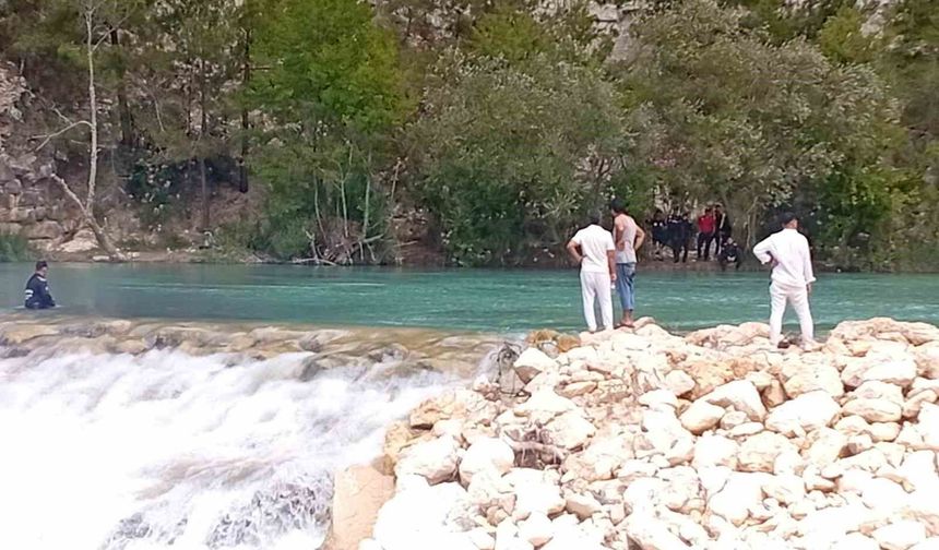 Serinlemek için girdiği çayda kaybolan genç için arama çalışmaları başlatıldı