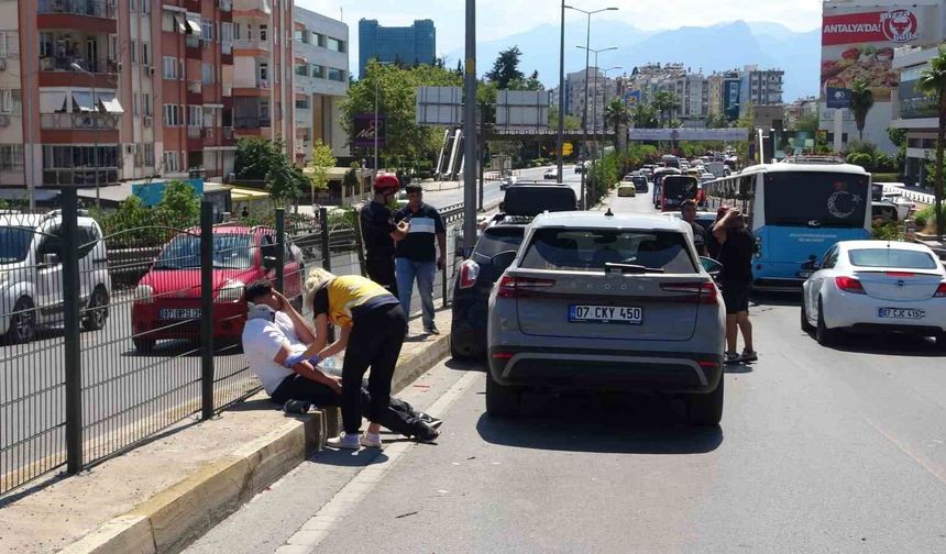 Üst geçitte 4 araç birbirine girdi: 1 yaralı