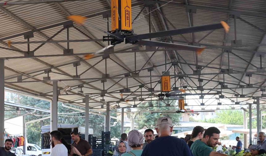 Adana sıcağı bunalttı, belediye pazara tavan vantilatörleri kurdu