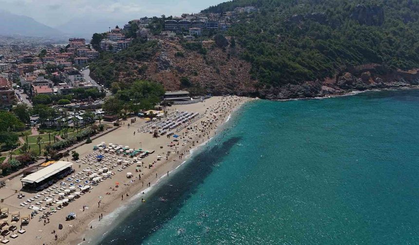 Alanya'da hava 33, deniz 29 dereceyi gördü, turistler denize koştu
