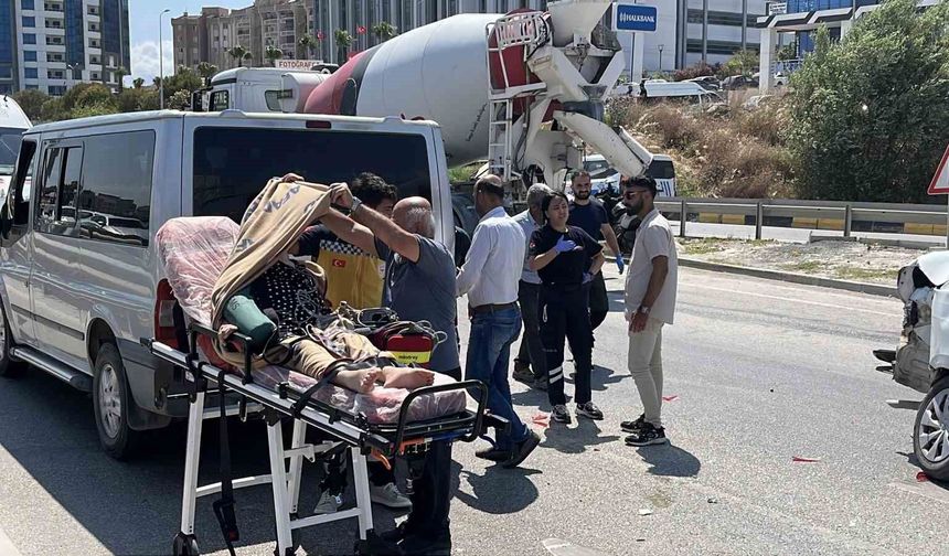 Ambulansın karıştığı kazada sağlık personeli hastayı battaniyeyle güneşten korudu