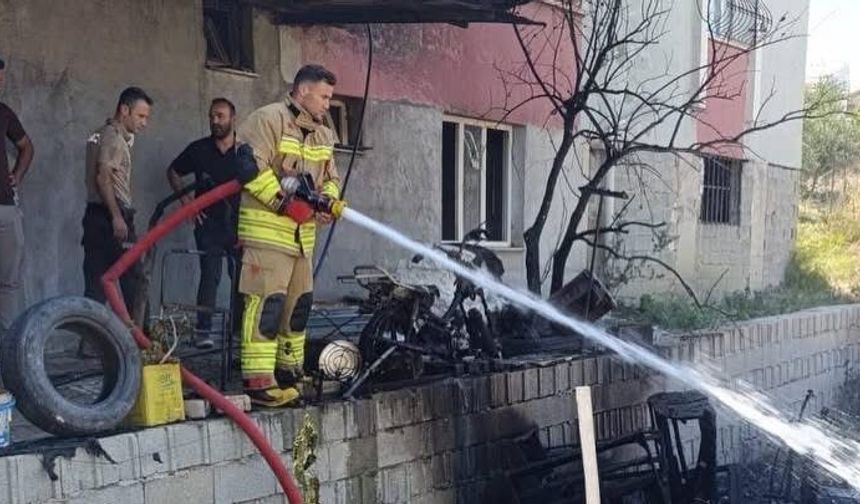 Antakya'da yaşanan yangında motosiklet kullanılmaz hale geldi