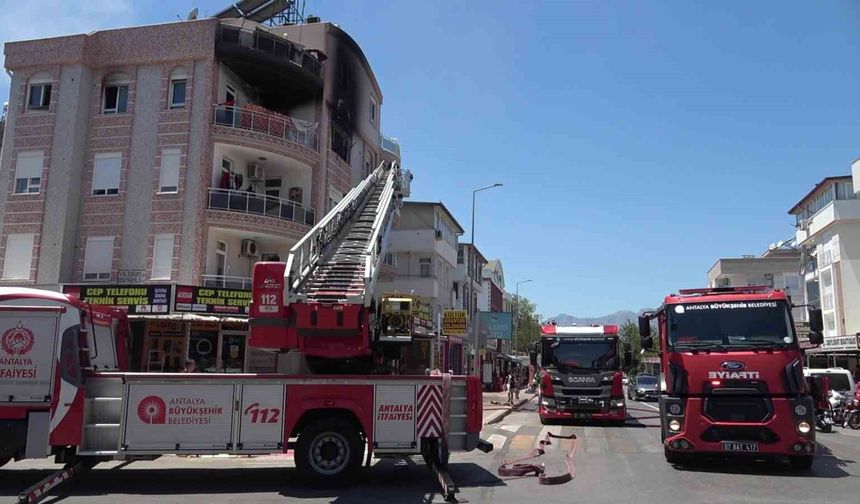 Antalya'da dairede çıkan yangında 1'i bebek 5 kişi dumandan etkilendi