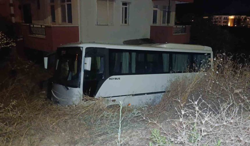 Antalya'da midibüs otomobille çarpıştı: 6 yaralı