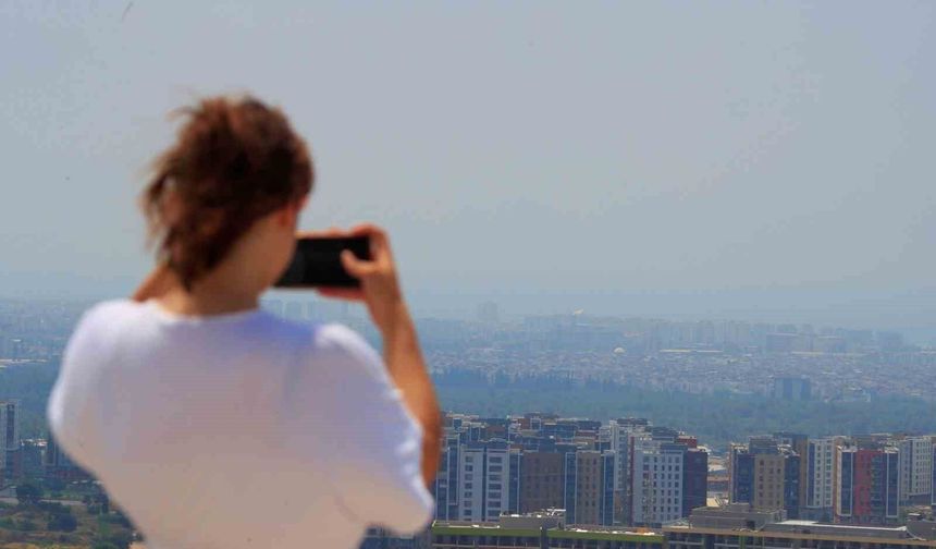 Antalya'da nem yüzde 86'lara ulaştı, kentin üzeri nem bulutları ile kaplandı