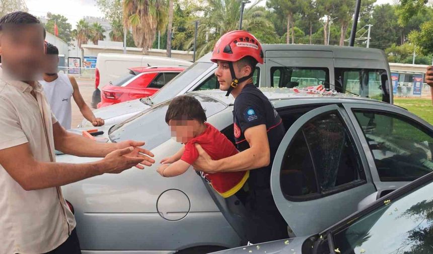 Antalya'da otomobilde kilitli kalan çocuğu itfaiye kurtardı