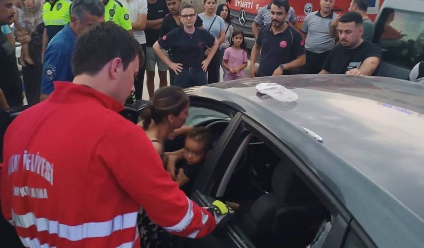 Araçta kilitli kalan çocuk camın kırılmasıyla kurtarıldı
