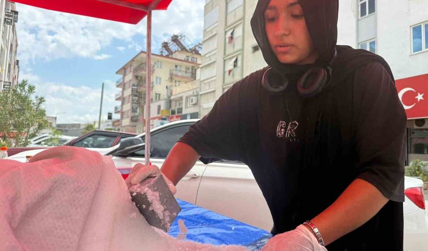Babasının Torosların zirvesinde ağaç motoruyla kesip getirdiği karlar, 14 yaşındaki Kübra'nın tezgâhında alıcı buluyor