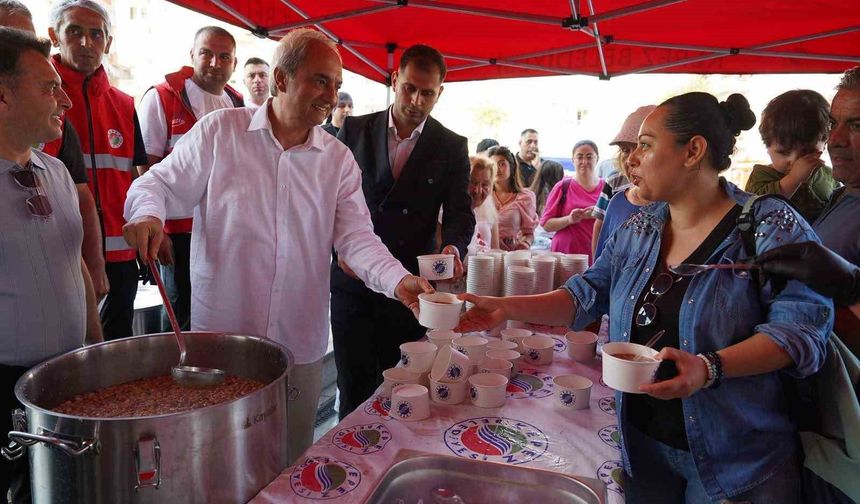 Başkan Kocagöz aşure bereketini vatandaşlarla paylaştı