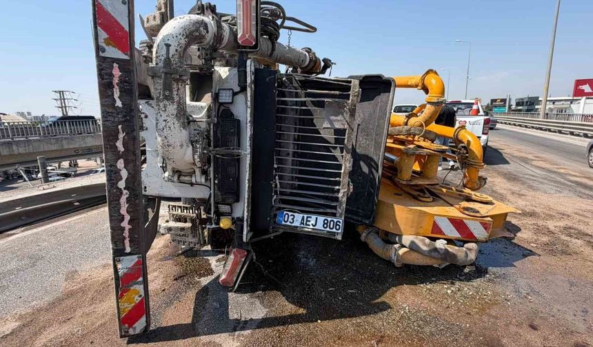 Beton pompası kamyonu bariyerlere çarpıp yan yattı