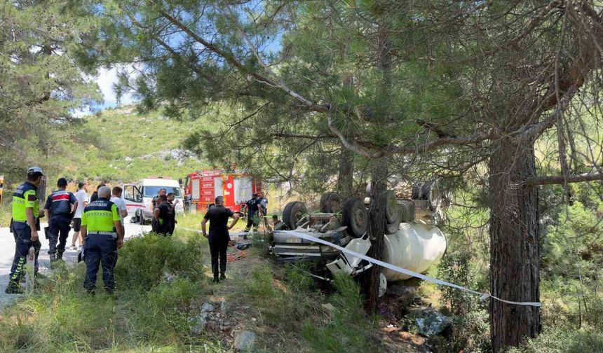 Burdur'da beton mikseri devrildi: 2 yaralı