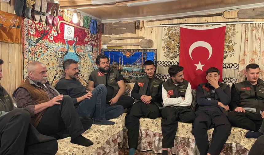 Depremde yaptığı ahşap ev, motosiklet severlerin buluşma noktası oldu
