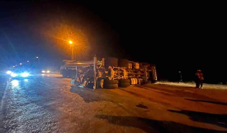 Devrilen beton mikserinin sürücüsü hafif yaralandı