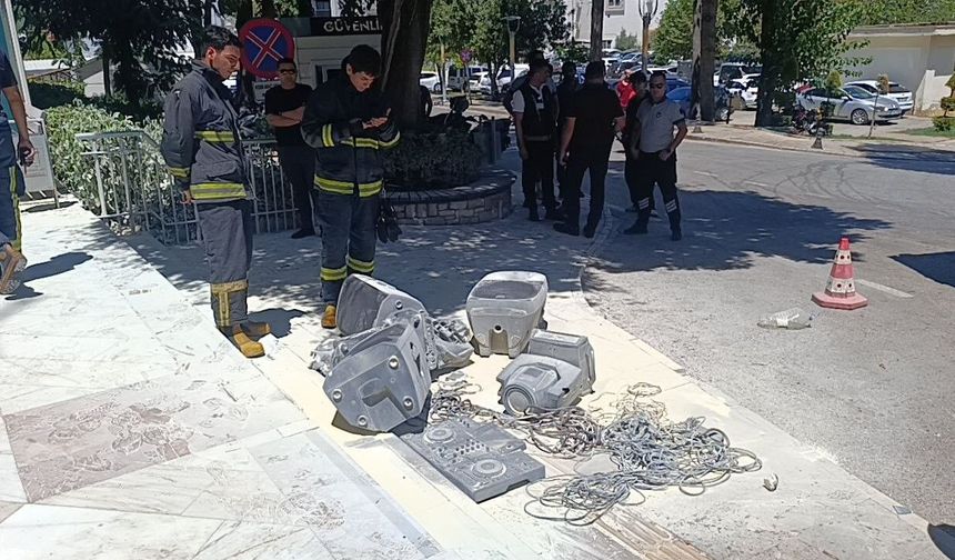 İşletme sahibi 800 bin lira ceza yemesine sebep olan ses sistemini belediye önünde benzin döküp yaktı