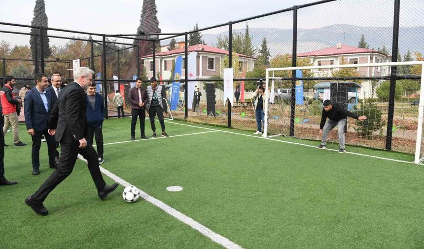 Kahramanmaraş'ın dört bir yanı spor alanlarıyla donatıldı: 31 yeni halı saha hizmete girdi