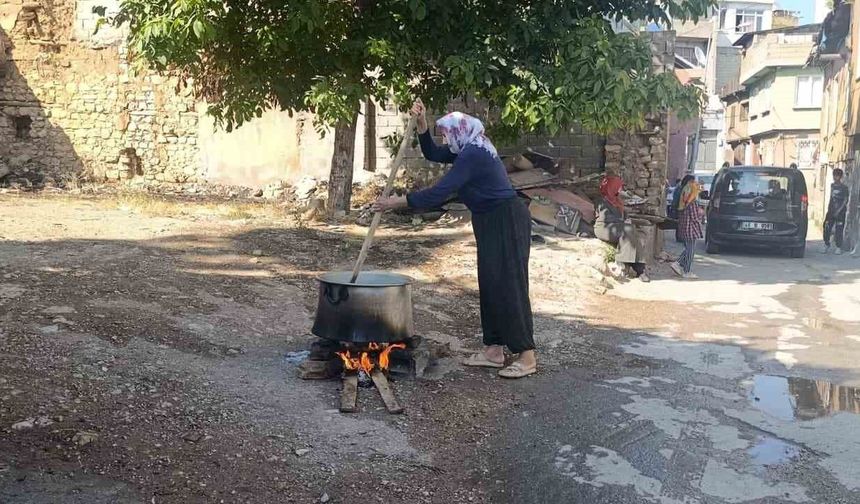 Kahramanmaraş'ta mahalle sakinleri Muharrem ayında kazan başında buluştu