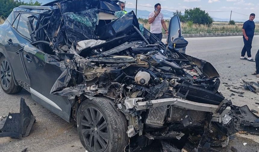 Kamyonete çarpan otomobil hurdaya döndü: 1 yaralı