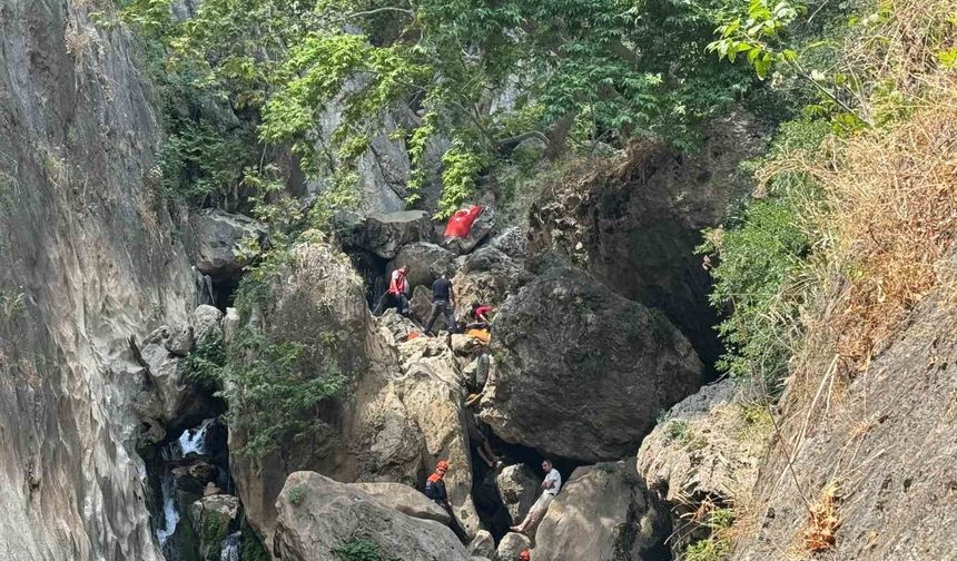 Kayalıklardan düşen yaralı çocuk kurtarıldı