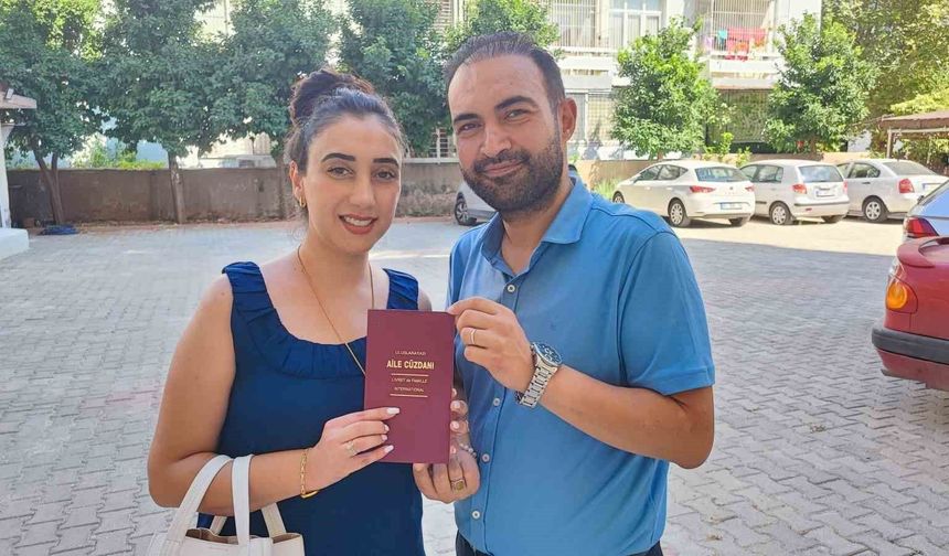Öğretmen çift, dolmuşu gelin arabası yaptı