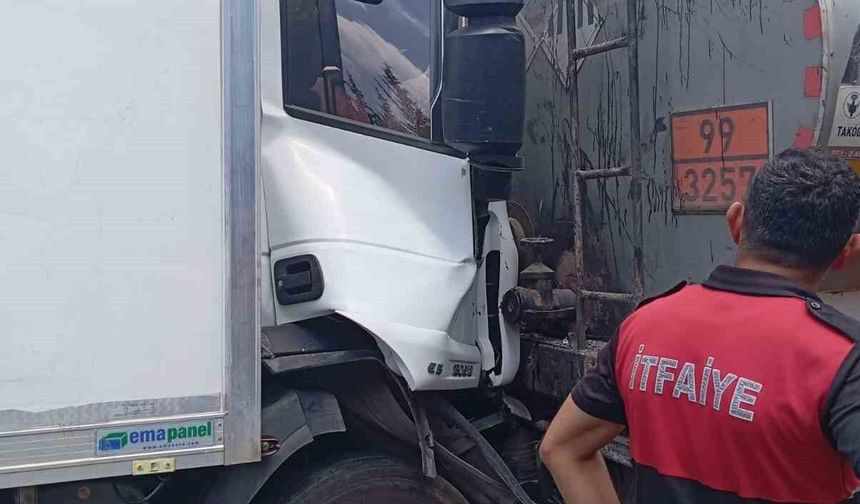 Osmaniye'de tankere arkadan çarpan tırda 2 kişi yaralandı