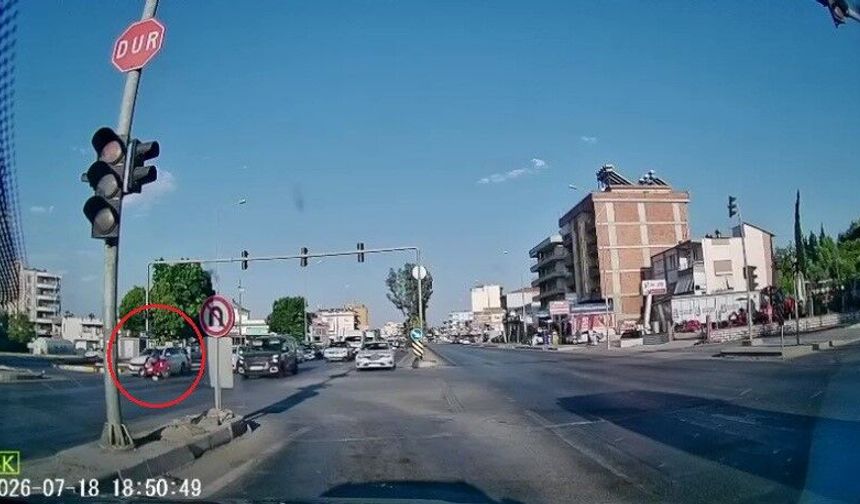 Otomobile çarpan motosiklet sürücüsünün kaskı fırladı, havada takla atıp yere savruldu