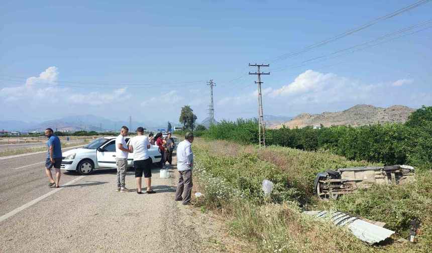 Otomobilin çarptığı araç bahçeye devrildi: 4 yaralı