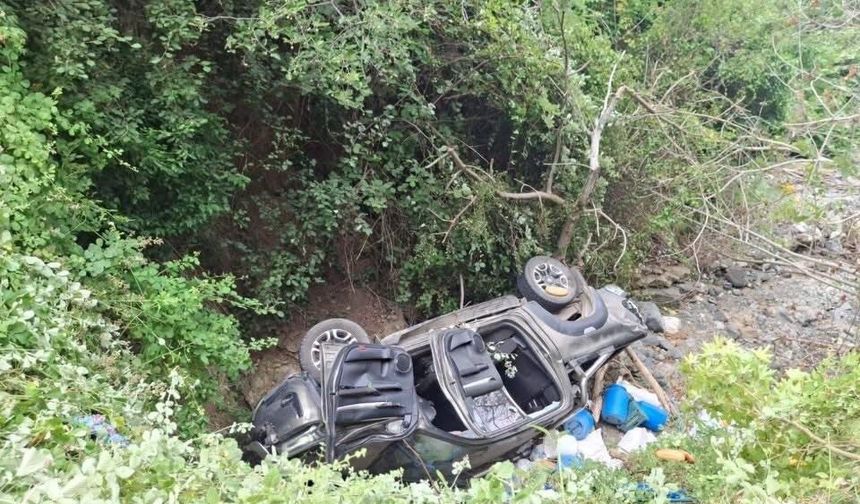 Otomobille çarpışan hafif ticari araç dereye uçtu: 7 yaralı