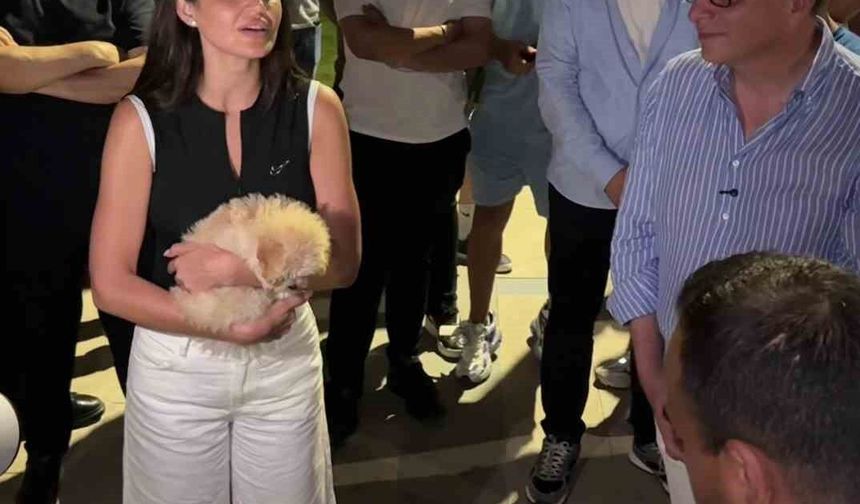 Şarkıcı Elif Buse Doğan'ın darbukalı, ıslıklı mini konseri vatandaşların beğenisi topladı