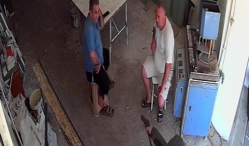 Taburede otururken silahlı saldırıya uğradı: O anlar kamerada