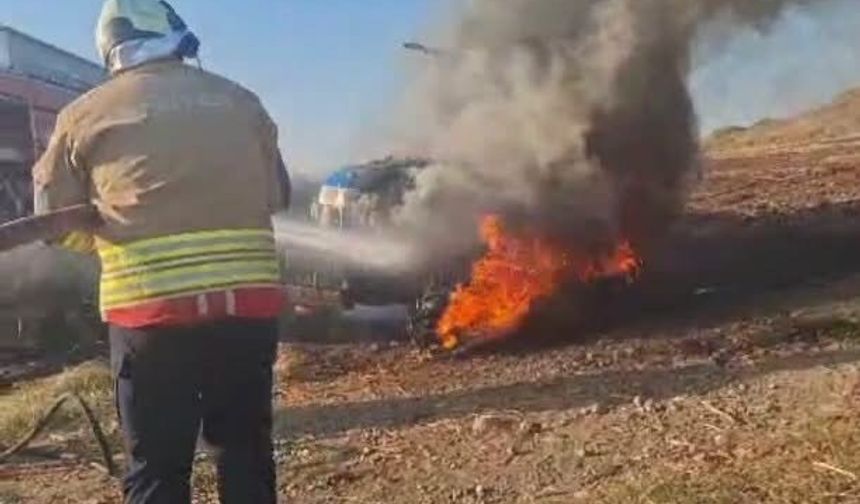 Tarla sürerken yanmaya başlayan traktör kullanılamaz hale geldi